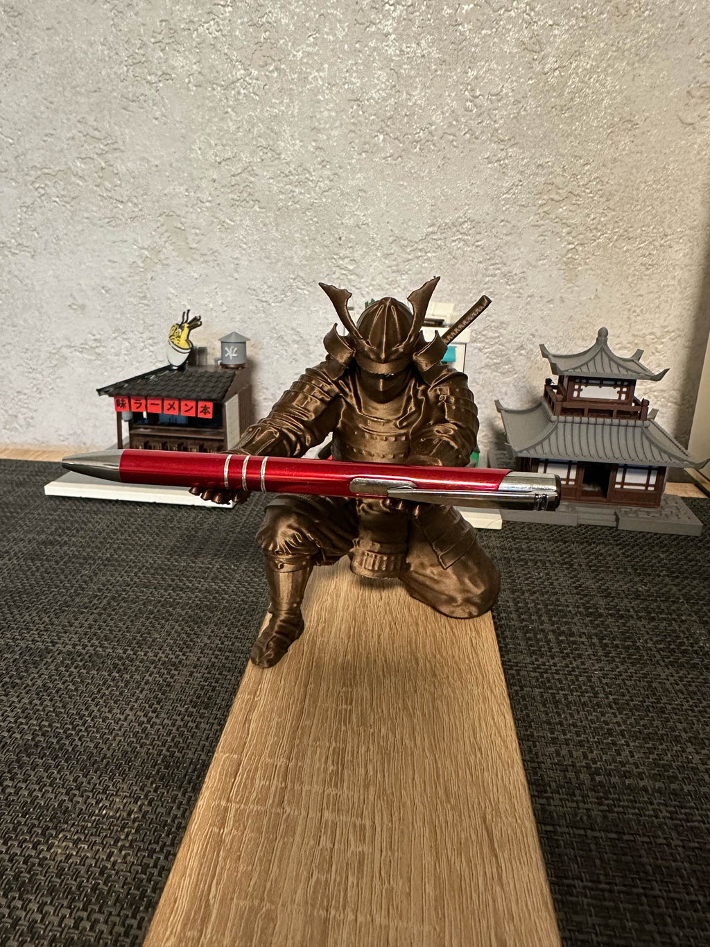 Samurai pen holder